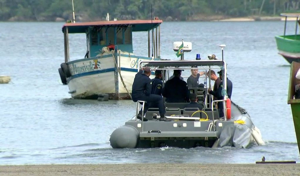 O Corpo de Bombeiros resgatou o corpo de mais uma vítima dos naufrágios de dois barcos, ocorridos na manhã de sexta-feira (8);até agora foram encontrados dez corpos e nove pessoas foram resgatadas com vida; os trabalhos prosseguem para tentar localizar dois desaparecidos (Foto: Voney Malta) O Corpo de Bombeiros resgatou o corpo de mais uma vítima dos naufrágios de dois barcos, ocorridos na manhã de sexta-feira (8);até agora foram encontrados dez corpos e nove pessoas foram resgatadas com vida; os trabalhos prosseguem para tentar localizar dois desaparecidos