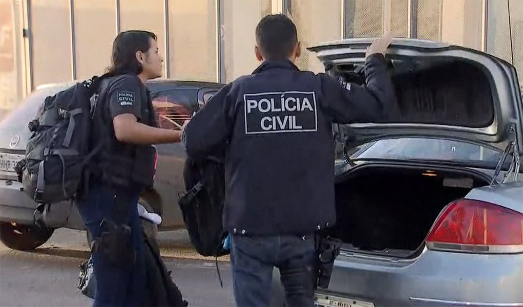 Polícia Civil do Distrito Federal (DF) deflagrou a Operação Magister contra fraudes no concurso público da Secretaria de Educação; seis professores da rede pública de ensino, nomeados no último concurso, são alvos de mandados de prisão; policiais civis da Coordenação de Combate ao Crime Organizado, ao Crime contra a Administração Pública e contra a Ordem Tributária (Ceco) cumprem 11 mandados de prisão temporária e 12 de busca e apreensão em diversas regiões do Distrito Federal (Foto: Paulo Emílio) Polícia Civil do Distrito Federal (DF) deflagrou a Operação Magister contra fraudes no concurso público da Secretaria de Educação; seis professores da rede pública de ensino, nomeados no último concurso, são alvos de mandados de prisão; policiais civis da Coordenação de Combate ao Crime Organizado, ao Crime contra a Administração Pública e contra a Ordem Tributária (Ceco) cumprem 11 mandados de prisão temporária e 12 de busca e apreensão em diversas regiões do Distrito Federal