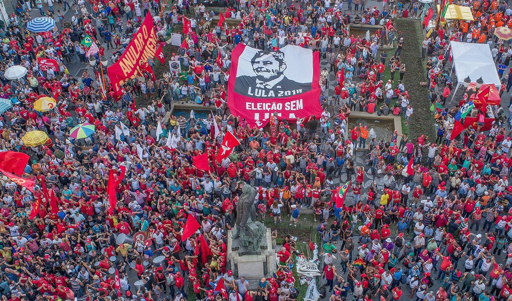 Movimentos populares, sociais e sindicais estão se mobilizando ao longo de todo o dia de hoje para defender a democracia e protestar contra a decisão do juiz federal Sérgio Moro que determinou a prisão do ex-presidente Luiz Inácio Lula da Silva; A expectativa é que os atos de apoio a Lula reúnam milhares de pessoas em diversos estados do país (Foto: Paulo Emílio) Movimentos populares, sociais e sindicais estão se mobilizando ao longo de todo o dia de hoje para defender a democracia e protestar contra a decisão do juiz federal Sérgio Moro que determinou a prisão do ex-presidente Luiz Inácio Lula da Silva; A expectativa é que os atos de apoio a Lula reúnam milhares de pessoas em diversos estados do país