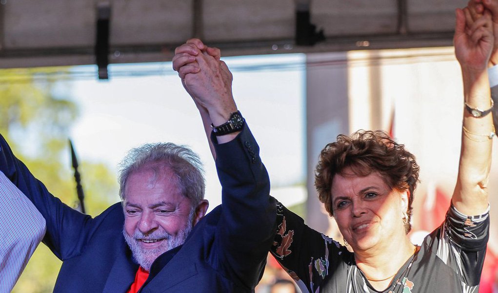 A presidente deposta pelo golpe, Dilma Rousseff, avalia, em entrevista ao jornalista Renato Rovai, da Revista Fórum, que "estão fazendo perseguição aberta" ao ex-presidente Lula "porque todo golpe tem um problema para responder: como eu me reproduzo? Eu tenho que me reproduzir"; segundo ela, a possibilidade de prisão de Lula é um "prenúncio de que tem gente que pode querer que não tenhamos eleição em 18" (Foto: Leonardo Lucena) A presidente deposta pelo golpe, Dilma Rousseff, avalia, em entrevista ao jornalista Renato Rovai, da Revista Fórum, que "estão fazendo perseguição aberta" ao ex-presidente Lula "porque todo golpe tem um problema para responder: como eu me reproduzo? Eu tenho que me reproduzir"; segundo ela, a possibilidade de prisão de Lula é um "prenúncio de que tem gente que pode querer que não tenhamos eleição em 18"