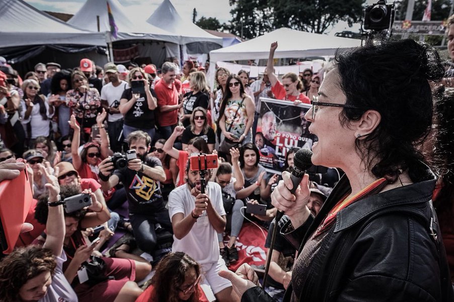 Filósofa e escritora Marcia Tiburi esteve na Acampamento Lula Livre, em Curitiba, onde lançou seu livro Feminismo em Comum; ela permaneceu por cerca de três horas na vigília e conduziu o "boa tarde" ao ex-presidente, diante da sede da Polícia Federal da capital paranaense, que o aprisiona desde 7 de abril. "A gente deve vir pra cá com nossos esforços, porque nossos esforços pessoais, hoje, representam nosso desejo de política e democracia no Brasil. Isso é uma manifestação de amor, solidariedade, lucidez, amor ao conhecimento" (Foto: Aquiles Lins) Filósofa e escritora Marcia Tiburi esteve na Acampamento Lula Livre, em Curitiba, onde lançou seu livro Feminismo em Comum; ela permaneceu por cerca de três horas na vigília e conduziu o "boa tarde" ao ex-presidente, diante da sede da Polícia Federal da capital paranaense, que o aprisiona desde 7 de abril. "A gente deve vir pra cá com nossos esforços, porque nossos esforços pessoais, hoje, representam nosso desejo de política e democracia no Brasil. Isso é uma manifestação de amor, solidariedade, lucidez, amor ao conhecimento"