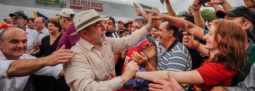 Lula se agigantou, usou a palavra como ninguém, festejou até não poder mais, abraçou a todos, agradeceu um por um, misturou sonho e delírio com realidade pé no chão, bem beira do asfalto. E cresceu ainda mais no imaginário popular tornando pigmeus as muitas lideranças políticas pré-fabricadas, pré-moldadas a golpes de uma mídia claramente canalha, escrota, golpista e venal (Foto: Daniel Quoist) www.brasil247.com - Lula se agigantou, usou a palavra como ninguém, festejou até não poder mais, abraçou a todos, agradeceu um por um, misturou sonho e delírio com realidade pé no chão, bem beira do asfalto. E cresceu ainda mais no imaginário popular tornando pigmeus as muitas lideranças políticas pré-fabricadas, pré-moldadas a golpes de uma mídia claramente canalha, escrota, golpista e venal
