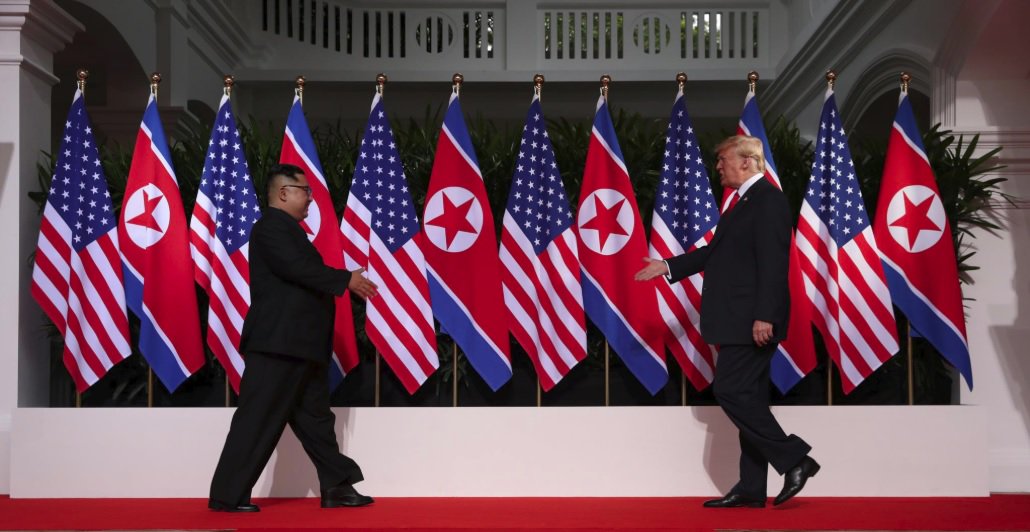 Os pundits, ditos gurus opinativos convidados por oligopólios midiáticos liberais, estão confusos; buscam um quadro simples para narrar que ou os EUA "venceram" na reunião pela qual o mundo esperava, entre Kim Jong-un e Donald Trump, nesta terça-feira (12), em Singapura, ou que Trump entregou o jogo; análise da especialista em Política Internacional, Moara Crivelente, doutoranda em Coimbra (Portugal) (Foto: Reinaldo) Os pundits, ditos gurus opinativos convidados por oligopólios midiáticos liberais, estão confusos; buscam um quadro simples para narrar que ou os EUA "venceram" na reunião pela qual o mundo esperava, entre Kim Jong-un e Donald Trump, nesta terça-feira (12), em Singapura, ou que Trump entregou o jogo; análise da especialista em Política Internacional, Moara Crivelente, doutoranda em Coimbra (Portugal)