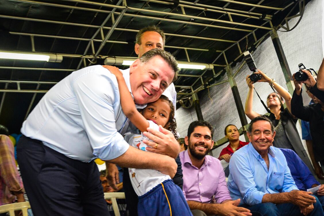 A duas semanas de finalizar o rush de inaugurações de obras pelo Estado, o governador Marconi Perillo inicia neste domingo uma das mais movimentadas delas, com maior número de inaugurações e investimentos; entre os dias 25 e 31 de março, ele entregará obras em 23 cidades com investimento total de R$ 504.548.416,86. Os recursos são oriundos do programa Goiás na Frente e da privatização da Celg; entre as maiores inaugurações, estão a da primeira etapa do Hospital do Servidor Público Fernando Cunha Júnior e a reforma do Hospital Alberto Rassi (HGG) (Foto: José Barbacena) A duas semanas de finalizar o rush de inaugurações de obras pelo Estado, o governador Marconi Perillo inicia neste domingo uma das mais movimentadas delas, com maior número de inaugurações e investimentos; entre os dias 25 e 31 de março, ele entregará obras em 23 cidades com investimento total de R$ 504.548.416,86. Os recursos são oriundos do programa Goiás na Frente e da privatização da Celg; entre as maiores inaugurações, estão a da primeira etapa do Hospital do Servidor Público Fernando Cunha Júnior e a reforma do Hospital Alberto Rassi (HGG)