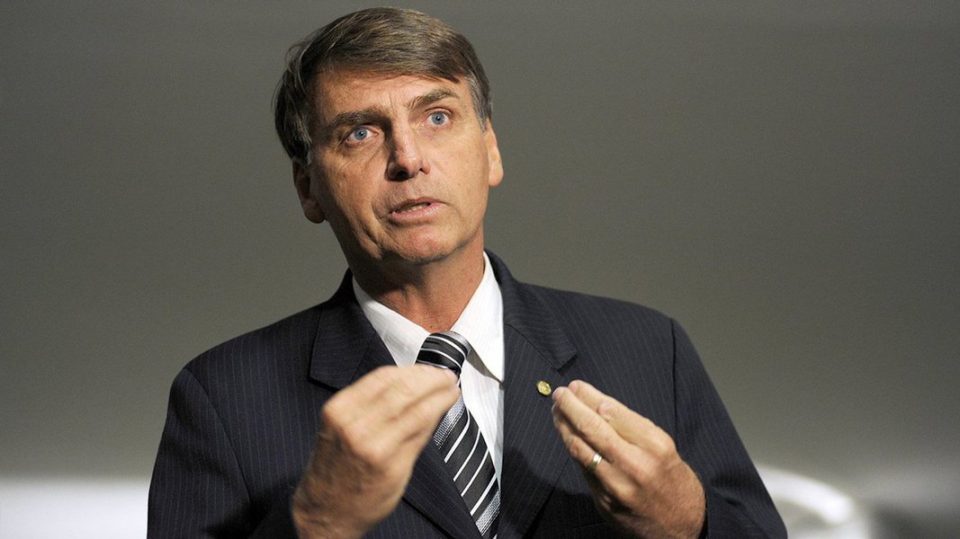 Deputado e pré-candidato à Presidência da República, Jair Bolsonaro, usou sua conta no Twitter para atacar o PT. Segundo ele, o ataque a tiros contra os ônibus da caravana do ex-presidente Luiz Inácio Lula da Silva teria sido motivado por "questões ideológicas" da própria esquerda; "Tão ou mais grave que a corrupção institucionalizada pelo PT é a questão ideológica", postou; "Vitimizam-se e culpam terceiros pelos seus crimes. Brasil acima de tudo! Deus acima de todos!", completou (Foto: Paulo Emílio) Deputado e pré-candidato à Presidência da República, Jair Bolsonaro, usou sua conta no Twitter para atacar o PT. Segundo ele, o ataque a tiros contra os ônibus da caravana do ex-presidente Luiz Inácio Lula da Silva teria sido motivado por "questões ideológicas" da própria esquerda; "Tão ou mais grave que a corrupção institucionalizada pelo PT é a questão ideológica", postou; "Vitimizam-se e culpam terceiros pelos seus crimes. Brasil acima de tudo! Deus acima de todos!", completou