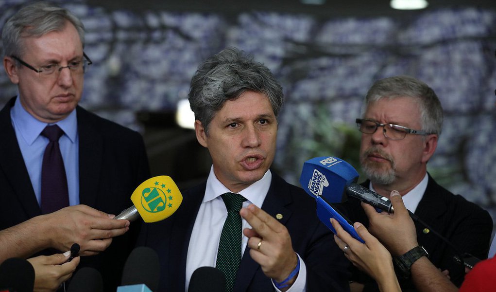 A bancada do PT na Câmara anunciou que pedirá ao ministro da Segurança Pública, Raul Jungmann, que envie a PF para investigar os tiros disparados contra ônibus da caravana do ex-presidente Lula, no Paraná; o atentado foi um "crime político", de acordo com os parlamentares; segundo eles, a Constituição determina a federalização em casos desta ordem; três deputados - Paulo Teixeira (SP), Marco Maia (RS) e Celso Pansera (RJ) - afirmaram que enviarão ações judiciais à PGR para denunciar a "tentativa de assassinato" contra Lula e integrantes da caravana (Foto: Leonardo Lucena) A bancada do PT na Câmara anunciou que pedirá ao ministro da Segurança Pública, Raul Jungmann, que envie a PF para investigar os tiros disparados contra ônibus da caravana do ex-presidente Lula, no Paraná; o atentado foi um "crime político", de acordo com os parlamentares; segundo eles, a Constituição determina a federalização em casos desta ordem; três deputados - Paulo Teixeira (SP), Marco Maia (RS) e Celso Pansera (RJ) - afirmaram que enviarão ações judiciais à PGR para denunciar a "tentativa de assassinato" contra Lula e integrantes da caravana