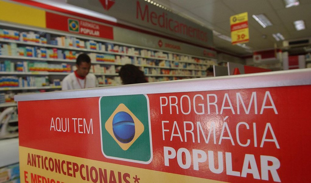 Manifesto divulgado por várias entidades da indústria e pesquisa farmacêutica critica severamente as mudanças anunciadas pelo governo no programa Farmácia Popular. Mudanças poderão levar ao descredenciamento de centenas dos cerca de 31 mil estabelecimentos conveniados; "Uma mudança dessa profundidade, feita cinco dias antes da troca de Ministro, não parece oportuna nem sensata. E trará, como consequência imediata, instabilidade e preocupação para milhões de brasileiros", diz a nota (Foto: Aquiles Lins) Manifesto divulgado por várias entidades da indústria e pesquisa farmacêutica critica severamente as mudanças anunciadas pelo governo no programa Farmácia Popular. Mudanças poderão levar ao descredenciamento de centenas dos cerca de 31 mil estabelecimentos conveniados; "Uma mudança dessa profundidade, feita cinco dias antes da troca de Ministro, não parece oportuna nem sensata. E trará, como consequência imediata, instabilidade e preocupação para milhões de brasileiros", diz a nota