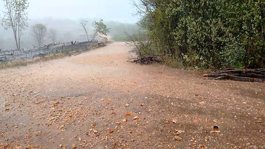 O mês de abril começou com chuva em todas as regiões do Ceará. Três municípios, registraram precipitações acima de 100 mm: Caririaçu - 134.0 mm; Várzea Alegre - 114.0 mm; Granjeiro - 110.0 mm. Segundo a Funceme, a previsão para hoje é de nebulosidade variável com eventos de chuva em todas as regiões do estado (Foto: Fatima 247) O mês de abril começou com chuva em todas as regiões do Ceará. Três municípios, registraram precipitações acima de 100 mm: Caririaçu - 134.0 mm; Várzea Alegre - 114.0 mm; Granjeiro - 110.0 mm. Segundo a Funceme, a previsão para hoje é de nebulosidade variável com eventos de chuva em todas as regiões do estado