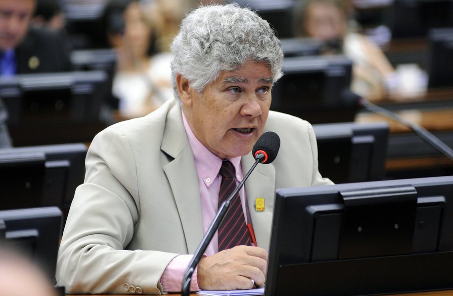 Em vídeo, o deputado Chico Alencar (Psol-RJ) afirma que Michel Temer tenta "constranger a PF, que está fazendo uma investigação absolutamente necessária"; "Na Câmara ele conseguiu (barrar duas denúncias), mas na Polícia Federal não ele vai conseguir fazer isso. Nem devia tentar"; no começo deste ano, Temer teve pelo menos duas reuniões, em agenda secreta, com o então diretor-geral da PF, Fernando Segóvia; assista ao vídeo (Foto: Leonardo Lucena) Em vídeo, o deputado Chico Alencar (Psol-RJ) afirma que Michel Temer tenta "constranger a PF, que está fazendo uma investigação absolutamente necessária"; "Na Câmara ele conseguiu (barrar duas denúncias), mas na Polícia Federal não ele vai conseguir fazer isso. Nem devia tentar"; no começo deste ano, Temer teve pelo menos duas reuniões, em agenda secreta, com o então diretor-geral da PF, Fernando Segóvia; assista ao vídeo