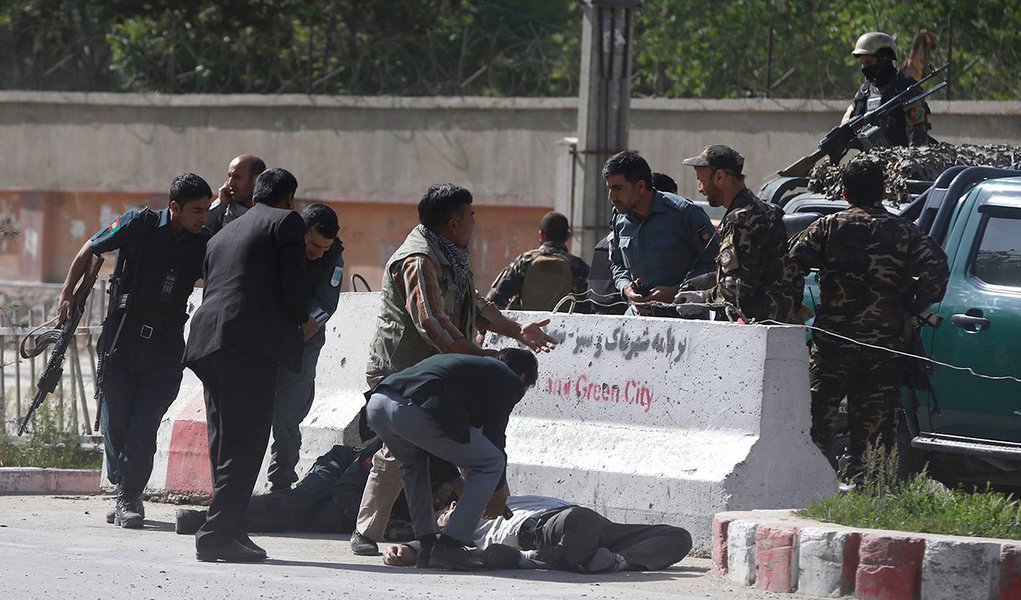 Policiais ajudam jornalistas vítimas de ataque no Afeganistão 30/04/2018 REUTERS/Omar Sobhani (Foto: Gisele Federicce) Policiais ajudam jornalistas vítimas de ataque no Afeganistão 30/04/2018 REUTERS/Omar Sobhani