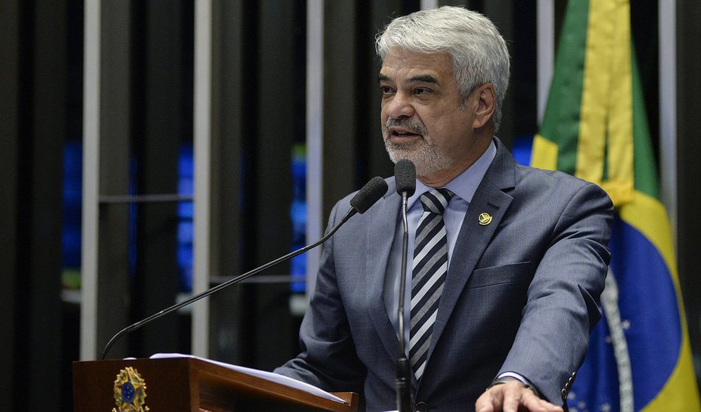 Articulada como moeda de troca para aprovar a Reforma Trabalhista, a MP 808/17, que suavizava alguns dos mais polêmicos trechos do projeto, perdeu a validade esta semana, sem que o governo de Michel Temer (MDB) propusesse uma nova solução; "Temer negociou duplamente com a própria base. De um lado, disse que iria suavizar algumas questões, de outro, mas deixou a MP caducar. No meio disso tudo, ficam os trabalhadores e trabalhadoras que assistem a corrosão dos poucos direitos que ainda restavam", disparou (Foto: Paulo Emílio) Articulada como moeda de troca para aprovar a Reforma Trabalhista, a MP 808/17, que suavizava alguns dos mais polêmicos trechos do projeto, perdeu a validade esta semana, sem que o governo de Michel Temer (MDB) propusesse uma nova solução; "Temer negociou duplamente com a própria base. De um lado, disse que iria suavizar algumas questões, de outro, mas deixou a MP caducar. No meio disso tudo, ficam os trabalhadores e trabalhadoras que assistem a corrosão dos poucos direitos que ainda restavam", disparou