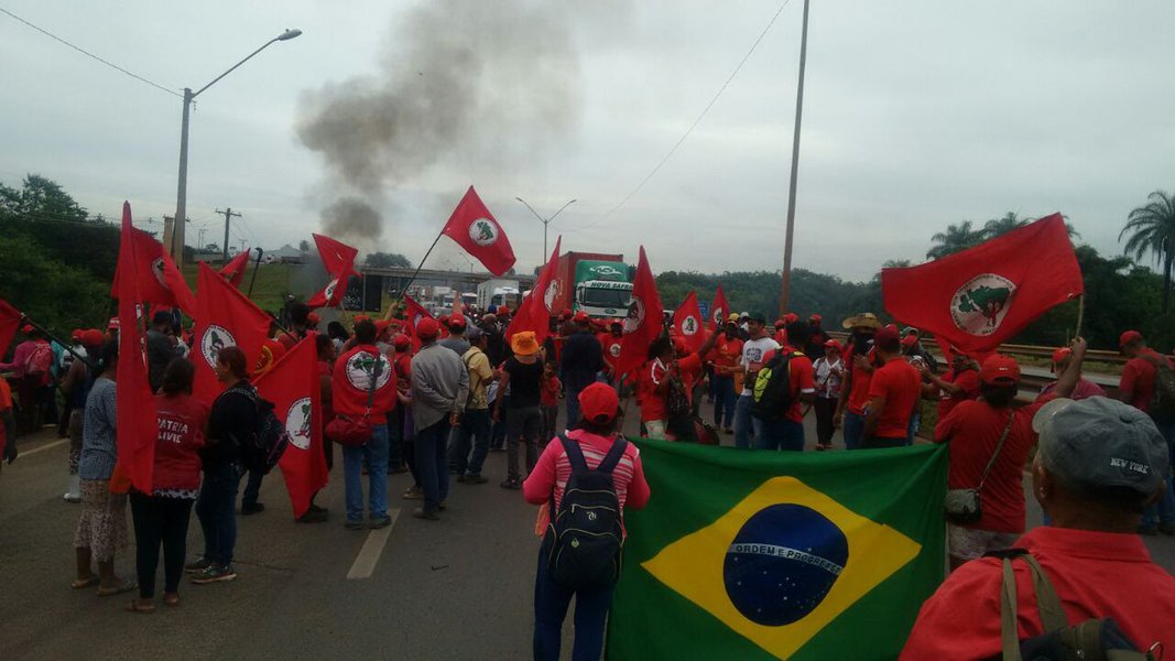 Cerca de 400 militantes do Movimento dos Trabalhadores Rurais Sem Terra fecharam a BR 381 (Fernão Dias), que dá acesso de São Paulo à capital Mineira; protesto, segundo o movimento, é contra a prisão arbitrária do ex-presidente Lula, o que faz parte da estratégia do projeto de retirada de direitos dos trabalhadores (Foto: Voney Malta) Cerca de 400 militantes do Movimento dos Trabalhadores Rurais Sem Terra fecharam a BR 381 (Fernão Dias), que dá acesso de São Paulo à capital Mineira; protesto, segundo o movimento, é contra a prisão arbitrária do ex-presidente Lula, o que faz parte da estratégia do projeto de retirada de direitos dos trabalhadores