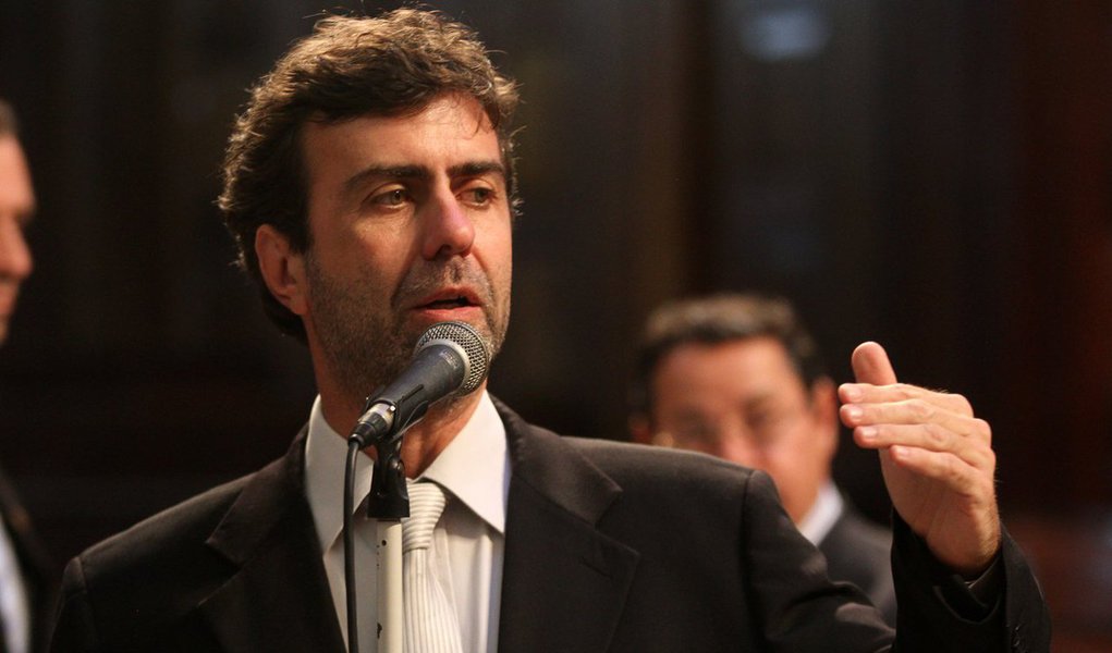 Freixo não pode fazer de conta que o que está colocado à sua frente não é um desafio histórico. E se tratar esse momento como se ele não existisse pode estar dando adeus à possibilidade de ser considerado uma liderança pra valer. Porque lideranças não fogem da responsabilidade. E o craque de verdade não se esconde na hora do pênalti em momentos decisivos (Foto: Renato Rovai) Freixo não pode fazer de conta que o que está colocado à sua frente não é um desafio histórico. E se tratar esse momento como se ele não existisse pode estar dando adeus à possibilidade de ser considerado uma liderança pra valer. Porque lideranças não fogem da responsabilidade. E o craque de verdade não se esconde na hora do pênalti em momentos decisivos