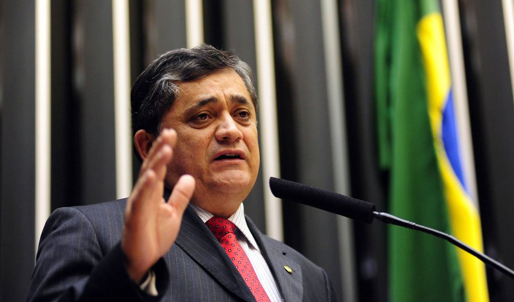 Em visita ao Acampamento do povo cearense por Lula Livre neste domingo (15), o deputado federal José Guimarães (PT-CE) reafirmou que o PT vai registrar a candidatura de Lula à presidência e comentou a pesquisa Datafolha que mostra o ex-presidente com 31% das intenções de voto. “Estão nos testando, mas vamos até o fim”, disse (Foto: Rodrigo Rocha) Em visita ao Acampamento do povo cearense por Lula Livre neste domingo (15), o deputado federal José Guimarães (PT-CE) reafirmou que o PT vai registrar a candidatura de Lula à presidência e comentou a pesquisa Datafolha que mostra o ex-presidente com 31% das intenções de voto. “Estão nos testando, mas vamos até o fim”, disse