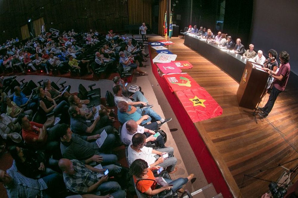 O lançamento da Frente Nacional pela Democracia, Soberania e Direitos do Povo foi feito no auditório da Assembleia Legislativa, em Porto Alegre, por partidos de esquerda, entidades sindicais e movimentos sociais; objetivo é convocar ‘todos os setores comprometidos com os valores democráticos e estimular um amplo debate nacional contra o avanço do ódio, da intolerância e da violência’ (Foto: Voney Malta) O lançamento da Frente Nacional pela Democracia, Soberania e Direitos do Povo foi feito no auditório da Assembleia Legislativa, em Porto Alegre, por partidos de esquerda, entidades sindicais e movimentos sociais; objetivo é convocar ‘todos os setores comprometidos com os valores democráticos e estimular um amplo debate nacional contra o avanço do ódio, da intolerância e da violência’