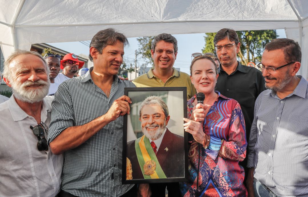 A presidente do PT, senadora Gleisi Hoffmann, comentou no acampamento em Curitiba o pedido de transferência do ex-presidente Lula feito pela Polícia Federal; os policiais alegaram que os transtornos causados pela presença de Lula na PF são inúmeros e os gastos para mantê-lo, muito altos; "A melhor solução para que o Estado brasileiro não gaste e que acabem os problemas do Judiciário paranaense é soltar o Lula. Em qualquer lugar que forem levar o presidente, a situação de acompanhamento, de requerimento de visita, vai continuar a mesma", rebateu Gleisi (Foto: Gisele Federicce) A presidente do PT, senadora Gleisi Hoffmann, comentou no acampamento em Curitiba o pedido de transferência do ex-presidente Lula feito pela Polícia Federal; os policiais alegaram que os transtornos causados pela presença de Lula na PF são inúmeros e os gastos para mantê-lo, muito altos; "A melhor solução para que o Estado brasileiro não gaste e que acabem os problemas do Judiciário paranaense é soltar o Lula. Em qualquer lugar que forem levar o presidente, a situação de acompanhamento, de requerimento de visita, vai continuar a mesma", rebateu Gleisi