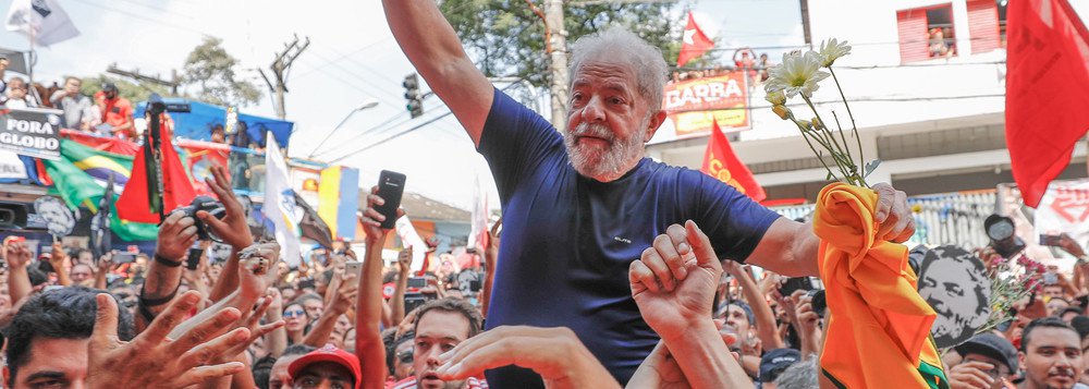 Após ser preso em abril de 1980 por ter comandado "a maior greve da história do país", o ex-presidente Lula "foi mais bem tratado do que hoje na cadeia", diz o colunista Alex Solnik; "Começa pelo carcereiro. Quem cuidou de Lula, na prisão, foi o chefe do DOPS, não um funcionário qualquer. O chefe. Romeu Tuma. E não precisava, porque Lula era só um líder sindical", afirma; "Quanto às visitas, vejam que diferença: Tuma mandava trazer Marisa e filhos de carro, todos os dias, para visitarem Lula, porque moravam em São Bernardo, muito longe do DOPS"
(Foto: Alex Solnik) Após ser preso em abril de 1980 por ter comandado "a maior greve da história do país", o ex-presidente Lula "foi mais bem tratado do que hoje na cadeia", diz o colunista Alex Solnik; "Começa pelo carcereiro. Quem cuidou de Lula, na prisão, foi o chefe do DOPS, não um funcionário qualquer. O chefe. Romeu Tuma. E não precisava, porque Lula era só um líder sindical", afirma; "Quanto às visitas, vejam que diferença: Tuma mandava trazer Marisa e filhos de carro, todos os dias, para visitarem Lula, porque moravam em São Bernardo, muito longe do DOPS"