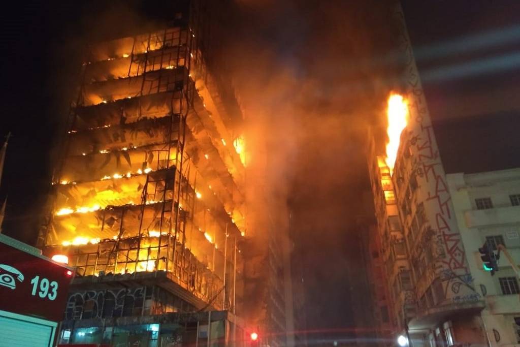 Um incêndio de grandes proporções atingiu dois edifícios no largo do Paissandu, centro de São Paulo, na madrugada deste dia primeiro de maio; um dos prédios desabou após o incêndio; segundo informações do Corpo de Bombeiros, o fogo teria começado por volta de 1h30; Bombeiros que estão no local informam sobre a morte de uma pessoa e três desaparecidas; um dos prédios era ocupado irregularmente para moradia, o segundo era comercial (Foto: Gustavo Conde) Um incêndio de grandes proporções atingiu dois edifícios no largo do Paissandu, centro de São Paulo, na madrugada deste dia primeiro de maio; um dos prédios desabou após o incêndio; segundo informações do Corpo de Bombeiros, o fogo teria começado por volta de 1h30; Bombeiros que estão no local informam sobre a morte de uma pessoa e três desaparecidas; um dos prédios era ocupado irregularmente para moradia, o segundo era comercial
