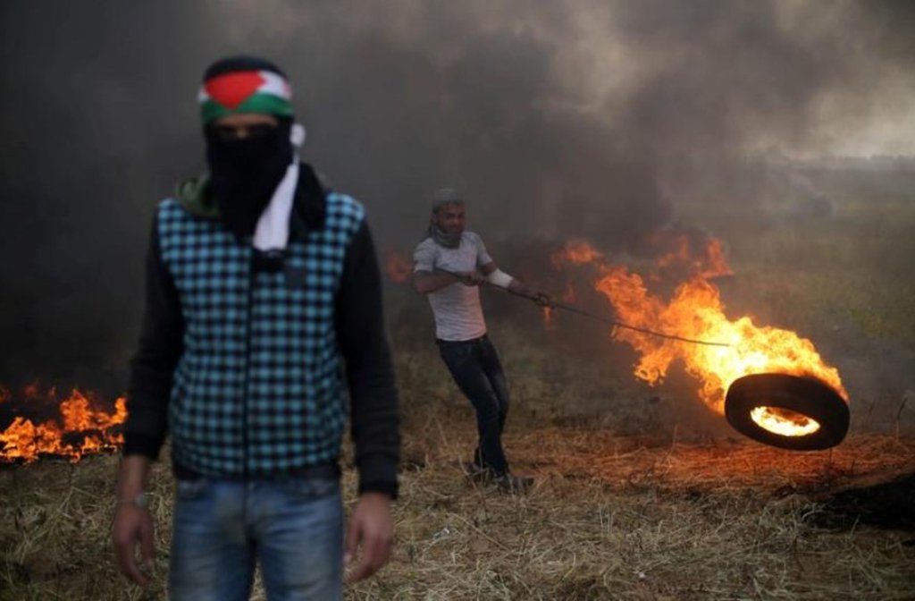Disparos israelenses mataram um palestino na fronteira com Gaza e outro morreu em decorrência de ferimentos sofridos alguns dias atrás, elevando para 19 o número de palestinos mortos durante uma semana de protestos e violência; dezenas de milhares de palestinos iniciaram, na última sexta-feira, protestos de duração de seis semanas em acampamentos montados ao longo da fortificada fronteira da Faixa de Gaza; manifestantes pressionam por um direito de retorno para refugiados e seus descendentes para território que agora faz parte de Israel (Foto: Paulo Emílio) Disparos israelenses mataram um palestino na fronteira com Gaza e outro morreu em decorrência de ferimentos sofridos alguns dias atrás, elevando para 19 o número de palestinos mortos durante uma semana de protestos e violência; dezenas de milhares de palestinos iniciaram, na última sexta-feira, protestos de duração de seis semanas em acampamentos montados ao longo da fortificada fronteira da Faixa de Gaza; manifestantes pressionam por um direito de retorno para refugiados e seus descendentes para território que agora faz parte de Israel