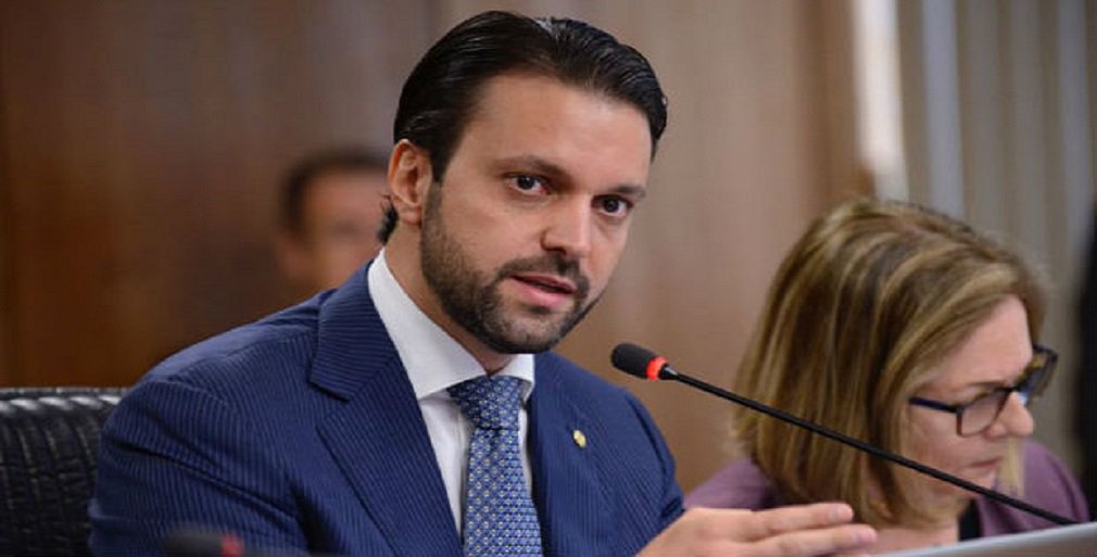 Responsável por transformar o PP na 3ª maior força política de Goiás, atrás do MDB de Iris Rezende do PSDB de Marconi Perillo, o ministro das Cidades, Alexandre Baldy, garante que o partido vai fazer bonito nestas eleições. “Vamos surpreender”, afirma ele; a meta do PP é pelo menos manter os três deputados federais - Heuler Cruvinel, Roberto Balestra e Sandes Júnior - e voltar à Assembleia Legislativa, Casa onde o PP hoje não existe; para atingir este 2º objetivo, o partido montou uma chapa só com pré-candidatos que não têm mandato e que poderão, desta forma, disputar em condições iguais (Foto: José Barbacena) Responsável por transformar o PP na 3ª maior força política de Goiás, atrás do MDB de Iris Rezende do PSDB de Marconi Perillo, o ministro das Cidades, Alexandre Baldy, garante que o partido vai fazer bonito nestas eleições. “Vamos surpreender”, afirma ele; a meta do PP é pelo menos manter os três deputados federais - Heuler Cruvinel, Roberto Balestra e Sandes Júnior - e voltar à Assembleia Legislativa, Casa onde o PP hoje não existe; para atingir este 2º objetivo, o partido montou uma chapa só com pré-candidatos que não têm mandato e que poderão, desta forma, disputar em condições iguais