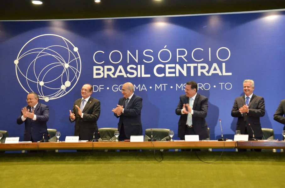 O governador Marconi Perillo transferiu, na manhã desta sexta-feira (23), no Palácio do Itamaraty, em Brasília, a presidência do Consórcio Interestadual de Desenvolvimento do Brasil Central - BrC -, para a qual foi eleito duas vezes, exercendo o mandato por três anos -, ao governador do Mato Grosso, Pedro Taques; durante o período em que esteve à frente do fórum de governadores, Marconi conseguiu avanços significativos no fortalecimento dos estados integrantes - Goiás - Distrito Federal - Mato Grosso do Sul - Mato Grosso - Tocantins - Rondônia e Maranhão, este último recentemente integrado ao bloco (Foto: José Barbacena) O governador Marconi Perillo transferiu, na manhã desta sexta-feira (23), no Palácio do Itamaraty, em Brasília, a presidência do Consórcio Interestadual de Desenvolvimento do Brasil Central - BrC -, para a qual foi eleito duas vezes, exercendo o mandato por três anos -, ao governador do Mato Grosso, Pedro Taques; durante o período em que esteve à frente do fórum de governadores, Marconi conseguiu avanços significativos no fortalecimento dos estados integrantes - Goiás - Distrito Federal - Mato Grosso do Sul - Mato Grosso - Tocantins - Rondônia e Maranhão, este último recentemente integrado ao bloco