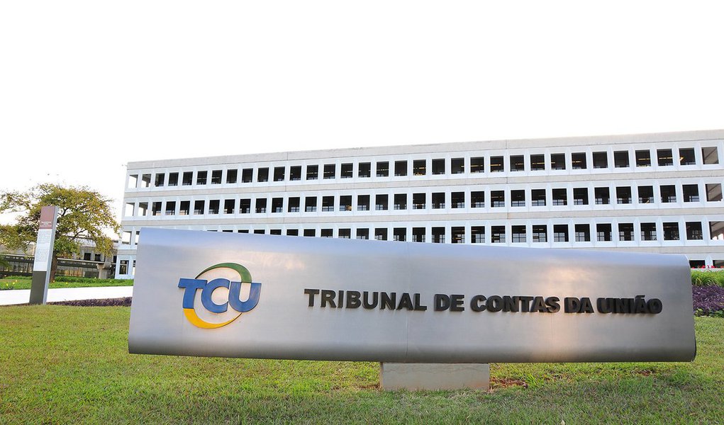 Ministério de Minas e Energia tomou conhecimento de uma decisão do TCU que retira de um leilão de concessões da Agência Nacional do Petróleo, Gás Natural e Biocombustíveis (ANP), agendado para quinta-feira, os dois blocos que teriam maior bônus de assinatura, no total de R$ 3,55 bilhões, e uma área no pré-sal que teria bônus de assinatura de R$ 1,45 bilhão (Foto: Paulo Emílio) Ministério de Minas e Energia tomou conhecimento de uma decisão do TCU que retira de um leilão de concessões da Agência Nacional do Petróleo, Gás Natural e Biocombustíveis (ANP), agendado para quinta-feira, os dois blocos que teriam maior bônus de assinatura, no total de R$ 3,55 bilhões, e uma área no pré-sal que teria bônus de assinatura de R$ 1,45 bilhão