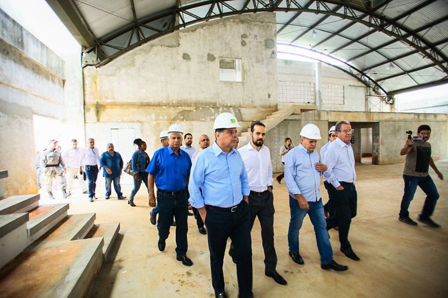 O governador Marconi Perillo iniciou a agenda desta segunda-feira (2), em Goiânia, vistoriando as obras do Instituto Tecnológico do Estado de Goiás (Itego) da Região Noroeste, que estão 92% concluídas; foram destinados para a construção do Instituto quase R$ 11 milhões de convênio entre os governos estadual e federal; “Esta é uma obra de primeiro mundo e alto padrão, que vai profissionalizar a Região Noroeste de Goiânia. Uma obra muito grande, que já está 92% concluída. Faltam apenas os arremates finais e a pintura. Em três meses, será entregue à população. É um compromisso que fiz na campanha de 2014, de ampliar a rede de colégios tecnológicos e profissionalizantes em todo o Estado" (Foto: José Barbacena) O governador Marconi Perillo iniciou a agenda desta segunda-feira (2), em Goiânia, vistoriando as obras do Instituto Tecnológico do Estado de Goiás (Itego) da Região Noroeste, que estão 92% concluídas; foram destinados para a construção do Instituto quase R$ 11 milhões de convênio entre os governos estadual e federal; “Esta é uma obra de primeiro mundo e alto padrão, que vai profissionalizar a Região Noroeste de Goiânia. Uma obra muito grande, que já está 92% concluída. Faltam apenas os arremates finais e a pintura. Em três meses, será entregue à população. É um compromisso que fiz na campanha de 2014, de ampliar a rede de colégios tecnológicos e profissionalizantes em todo o Estado"