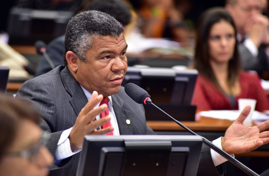 Sobre os tiros contra a caravana do ex-presidente Lula, o deputado Valmir Assunção (PT-BA) afirmou que “não adianta relativizar a violência, tentaram matar Lula”; o parlamentar se mostrou indignado com a falta de segurança no estado paranaense administrado pelo governador Beto Richa (PSDB) e destacou que os ônibus atingidos por tiros levavam os jornalistas da imprensa nacional e internacional que cobrem a caravana de Lula pelo país; “É, acima de tudo, um atentado contra a vida das pessoas. Lula não estava no ônibus, mas ele era o alvo dos fascistas” (Foto: Leonardo Lucena) Sobre os tiros contra a caravana do ex-presidente Lula, o deputado Valmir Assunção (PT-BA) afirmou que “não adianta relativizar a violência, tentaram matar Lula”; o parlamentar se mostrou indignado com a falta de segurança no estado paranaense administrado pelo governador Beto Richa (PSDB) e destacou que os ônibus atingidos por tiros levavam os jornalistas da imprensa nacional e internacional que cobrem a caravana de Lula pelo país; “É, acima de tudo, um atentado contra a vida das pessoas. Lula não estava no ônibus, mas ele era o alvo dos fascistas”