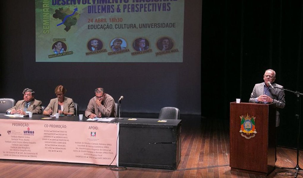 Organizado pela Universidade Federal do Rio Grande do Sul (UFRGS), fundações, entidades e movimentos sociais, o seminário “Desenvolvimento Nacional – Dilemas e Perspectivas” tem como um de seus objetivos construir pautas únicas para o bloco de partidos progressistas e desenvolver estratégias para combater o avanço das forças reacionárias; no primeiro dos seis debates previstos para os meses de abril e maio, as discussões trataram sobre o momento de “fascistização” da sociedade brasileira e alternativas para se contrapor (Foto: Voney Malta) Organizado pela Universidade Federal do Rio Grande do Sul (UFRGS), fundações, entidades e movimentos sociais, o seminário “Desenvolvimento Nacional – Dilemas e Perspectivas” tem como um de seus objetivos construir pautas únicas para o bloco de partidos progressistas e desenvolver estratégias para combater o avanço das forças reacionárias; no primeiro dos seis debates previstos para os meses de abril e maio, as discussões trataram sobre o momento de “fascistização” da sociedade brasileira e alternativas para se contrapor