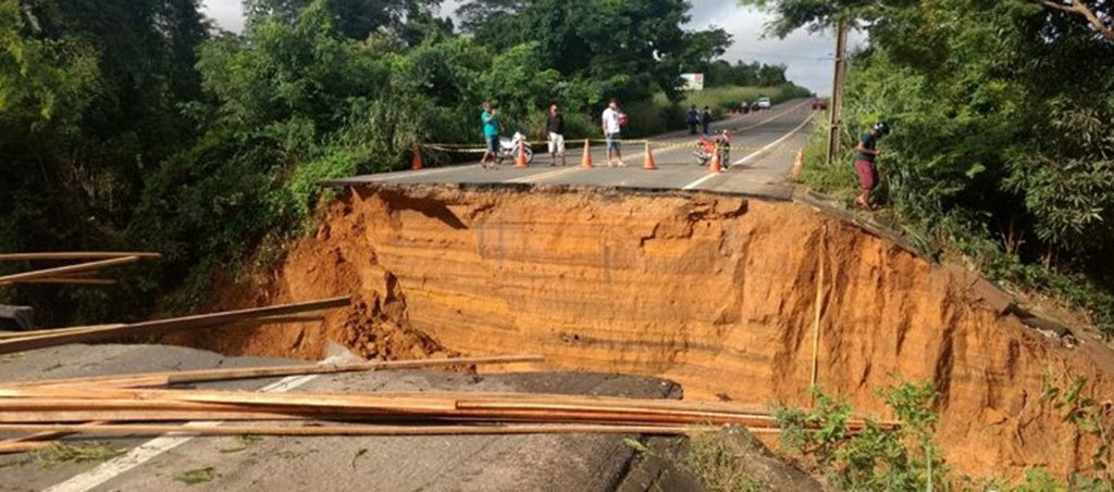 Tiveram as obras de recuperação do trecho da BR-343 que rompeu durante forte chuva em Teresina na noite de sexta-feira (30); de acordo com superintendente do DNIT, engenheiro José Ribamar Bastos, o trecho ficará interditado por 15 dias (Foto: Leonardo Lucena) Tiveram as obras de recuperação do trecho da BR-343 que rompeu durante forte chuva em Teresina na noite de sexta-feira (30); de acordo com superintendente do DNIT, engenheiro José Ribamar Bastos, o trecho ficará interditado por 15 dias