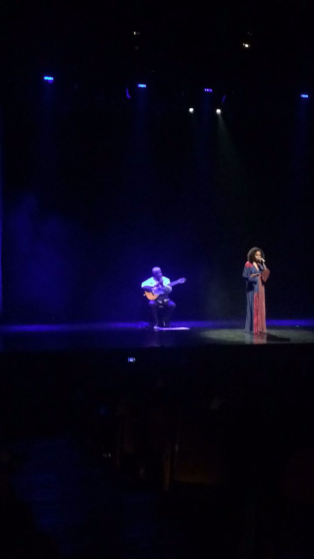 Teresa Cristina interpretando Noel Rosa acompanhada pelo violonista Carlinhos Sete Cordas não tem como não ser ótimo. E, na atual insanidade política que vivemos, ela conseguiu tornar o espetáculo ainda mais especial. Leia e veja o vídeo! (Foto: Pablo Nacer) Teresa Cristina interpretando Noel Rosa acompanhada pelo violonista Carlinhos Sete Cordas não tem como não ser ótimo. E, na atual insanidade política que vivemos, ela conseguiu tornar o espetáculo ainda mais especial. Leia e veja o vídeo!