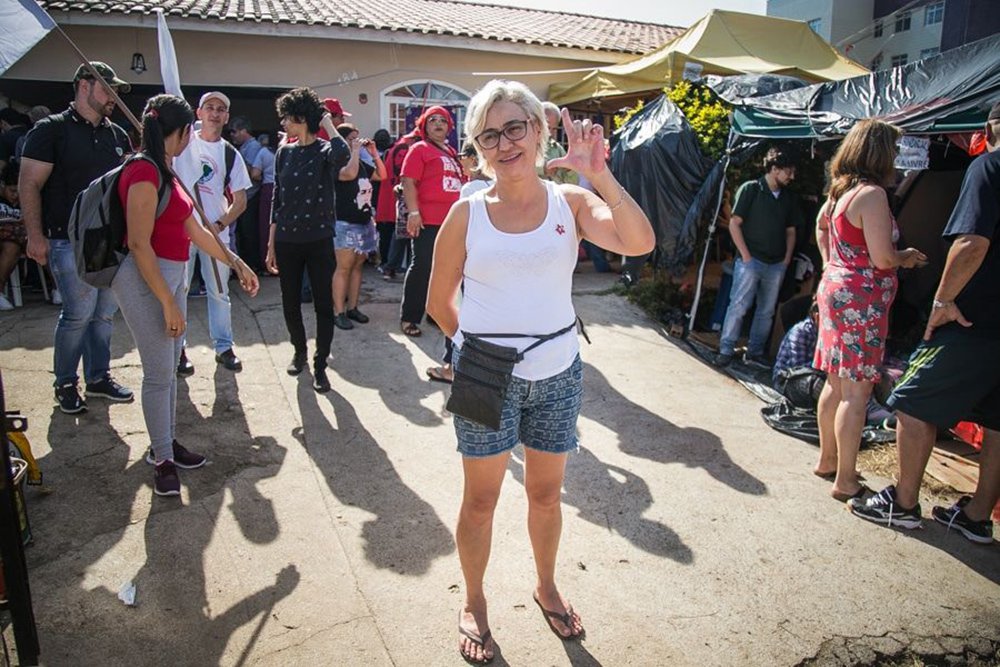 Moradora nas imediações da PF em Curitiba, Regiane do Carmo Santos abriu os portões da sua casa para abrigar manifestantes que vieram participar das vigílias em defesa da libertação de Lula; ela diz que essa decisão mudou a sua vida: “Você vê a luta, a causa e o sofrimento desse povo. Cada pessoa do MST que encontro, eu peço perdão pelo o que eu pensava deles. Eu ia pelo que a mídia falava”; Regiane diz ainda que quer que Lula saia, "mas vou ficar triste depois que esse pessoal for embora” (Foto: Voney Malta) Moradora nas imediações da PF em Curitiba, Regiane do Carmo Santos abriu os portões da sua casa para abrigar manifestantes que vieram participar das vigílias em defesa da libertação de Lula; ela diz que essa decisão mudou a sua vida: “Você vê a luta, a causa e o sofrimento desse povo. Cada pessoa do MST que encontro, eu peço perdão pelo o que eu pensava deles. Eu ia pelo que a mídia falava”; Regiane diz ainda que quer que Lula saia, "mas vou ficar triste depois que esse pessoal for embora”