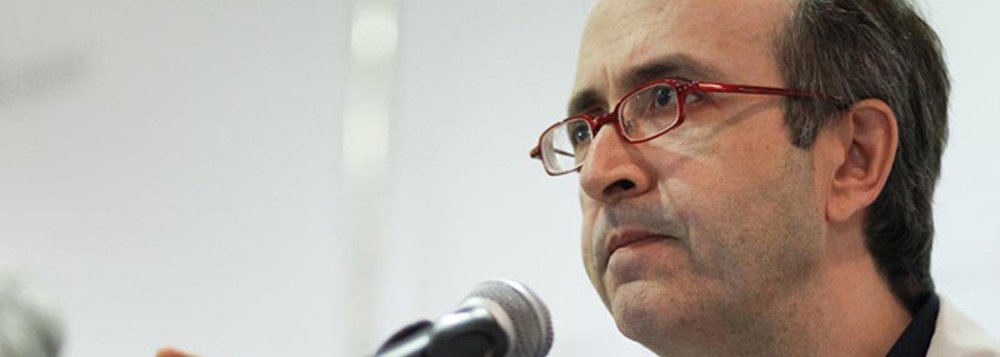 Reinaldo virou a direita arrependida. Num contexto de endurecimento do fascismo no Brasil, é importante que ele exista. O homem que criou o termo "petralha" hoje aponta a saída mais sadia para os escândalos de corrupção: o devido processo penal, sem abusos de juízes ou de promotores que querem julgar sem os direitos à defesa
(Foto: Pedro Zambarda)
Reinaldo virou a direita arrependida. Num contexto de endurecimento do fascismo no Brasil, é importante que ele exista. O homem que criou o termo "petralha" hoje aponta a saída mais sadia para os escândalos de corrupção: o devido processo penal, sem abusos de juízes ou de promotores que querem julgar sem os direitos à defesa