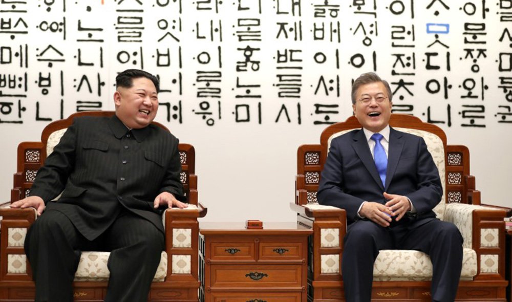 Presidente sul-coreano, Moon Jae-in, e líder norte-coreano, Kim Jong Un 27/04/2018 Korea Summit Press Pool/Pool via Reuters (Foto: Paulo Emílio) Presidente sul-coreano, Moon Jae-in, e líder norte-coreano, Kim Jong Un 27/04/2018 Korea Summit Press Pool/Pool via Reuters