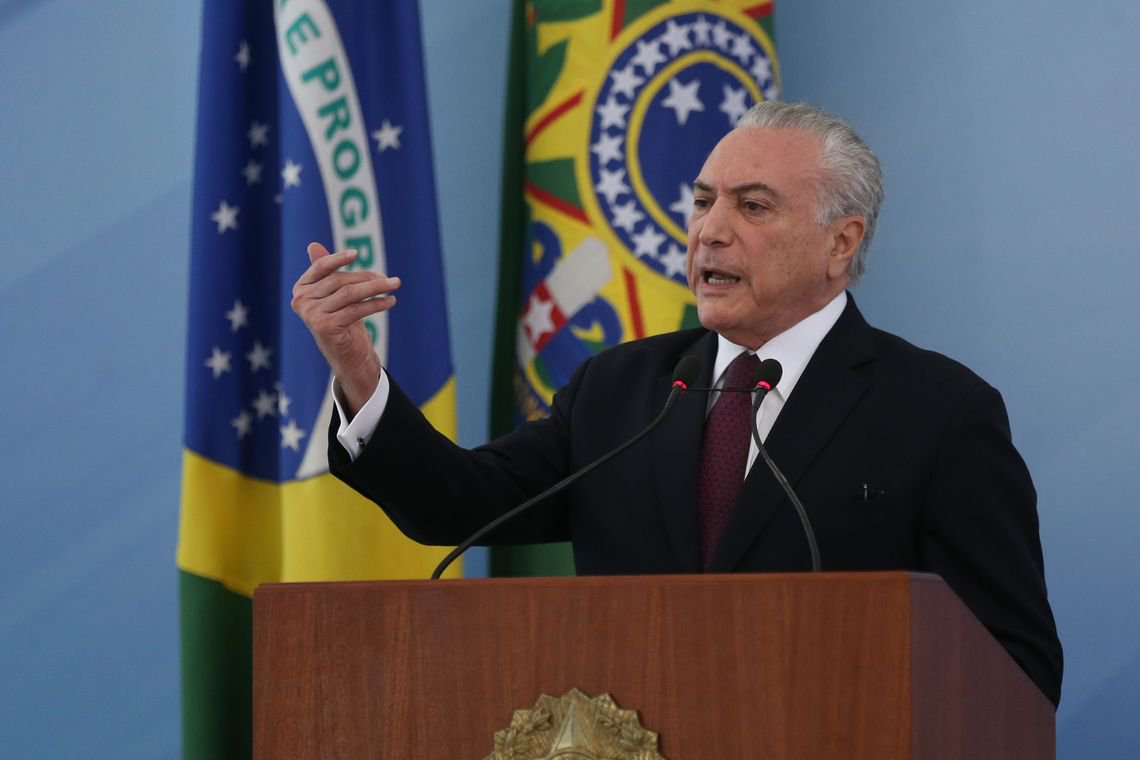 Prestes a ser denunciado pela terceira vez por corrupção, Michel Temer classificou nesta sexta-feira, 27, como "mal-intencionado" o inquérito da Polícia Federal que investiga propina destinada a Temer no decreto dos Portos; "Só um irresponsável, mal intencionado ousaria tentar me incriminar, a minha família, minha filha, meu filho de 9 anos como lavadores de dinheiro. Pensam que vão atacar minha honra e de minha família e ficar impunes. Sei me defender. E vou defender meu filho e minha família", afirmou; Temer disse ainda que pedirá sindicância contra a apuração da PF, mas não explicou as irregularidades investigadas (Foto: Aquiles Lins) Prestes a ser denunciado pela terceira vez por corrupção, Michel Temer classificou nesta sexta-feira, 27, como "mal-intencionado" o inquérito da Polícia Federal que investiga propina destinada a Temer no decreto dos Portos; "Só um irresponsável, mal intencionado ousaria tentar me incriminar, a minha família, minha filha, meu filho de 9 anos como lavadores de dinheiro. Pensam que vão atacar minha honra e de minha família e ficar impunes. Sei me defender. E vou defender meu filho e minha família", afirmou; Temer disse ainda que pedirá sindicância contra a apuração da PF, mas não explicou as irregularidades investigadas