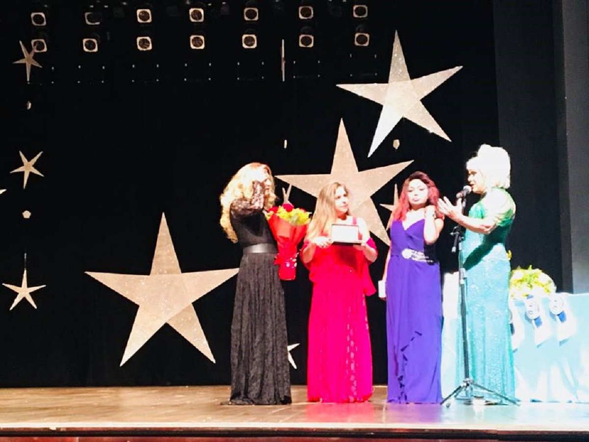 A deputada federal Luizianne Lins (PT-CE) foi homenageada durante a 35ª edição do Miss Gay Ceará. A parlamentar recebeu o título de madrinha do Miss Gay Ceará 2018, pela apresentação do projeto da Lei Dandara, que prevê tornar o LGBTCídio um crime hediondo (Foto: Fatima 247) A deputada federal Luizianne Lins (PT-CE) foi homenageada durante a 35ª edição do Miss Gay Ceará. A parlamentar recebeu o título de madrinha do Miss Gay Ceará 2018, pela apresentação do projeto da Lei Dandara, que prevê tornar o LGBTCídio um crime hediondo