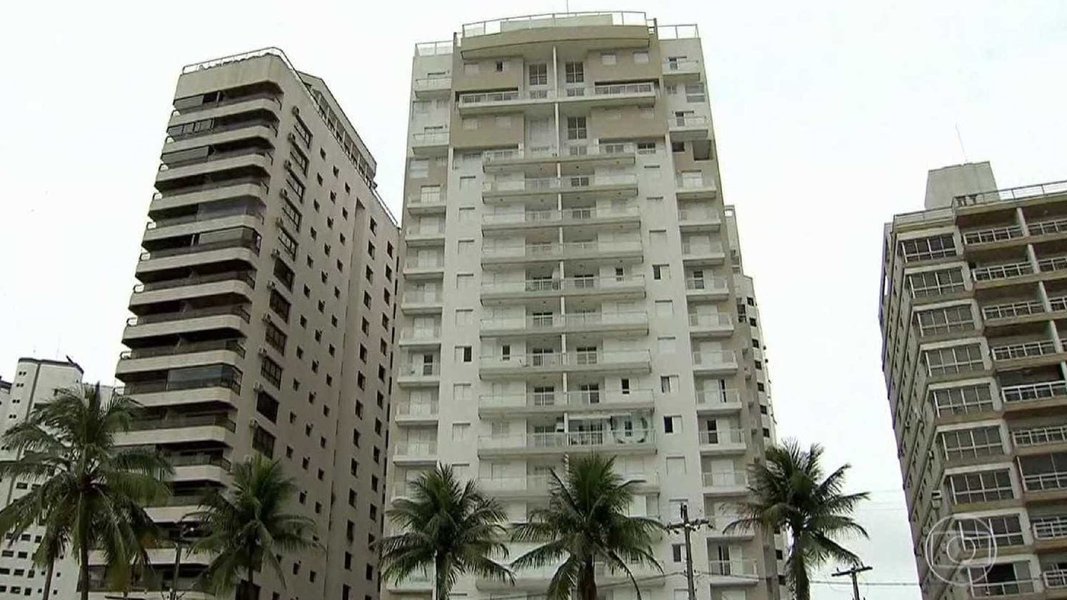 O triplex atribuído ao ex-presidente Luiz Inácio Lula da Silva continua a gerar problemas para a justiça, informa a jornalista Mônica Bergamo, do jornal Folha de S. Paulo. O leilão do imóvel está encalhado e sem previsão de desenlace; até o fim da semana passada, nenhum lance foi feito pelo imóvel, cujo valor foi estipulado em R$ 2,2 milhões; o site ‘Canal Judicial’ dá informações detalhadas sobre a situação jurídica do apartamento: o imóvel está “registrado em nome da OAS Empreendimentos” e suas dívidas de condomínio são de R$ 47 mil, “que serão de responsabilidade do arrematante” (Foto: Gustavo Conde) O triplex atribuído ao ex-presidente Luiz Inácio Lula da Silva continua a gerar problemas para a justiça, informa a jornalista Mônica Bergamo, do jornal Folha de S. Paulo. O leilão do imóvel está encalhado e sem previsão de desenlace; até o fim da semana passada, nenhum lance foi feito pelo imóvel, cujo valor foi estipulado em R$ 2,2 milhões; o site ‘Canal Judicial’ dá informações detalhadas sobre a situação jurídica do apartamento: o imóvel está “registrado em nome da OAS Empreendimentos” e suas dívidas de condomínio são de R$ 47 mil, “que serão de responsabilidade do arrematante”