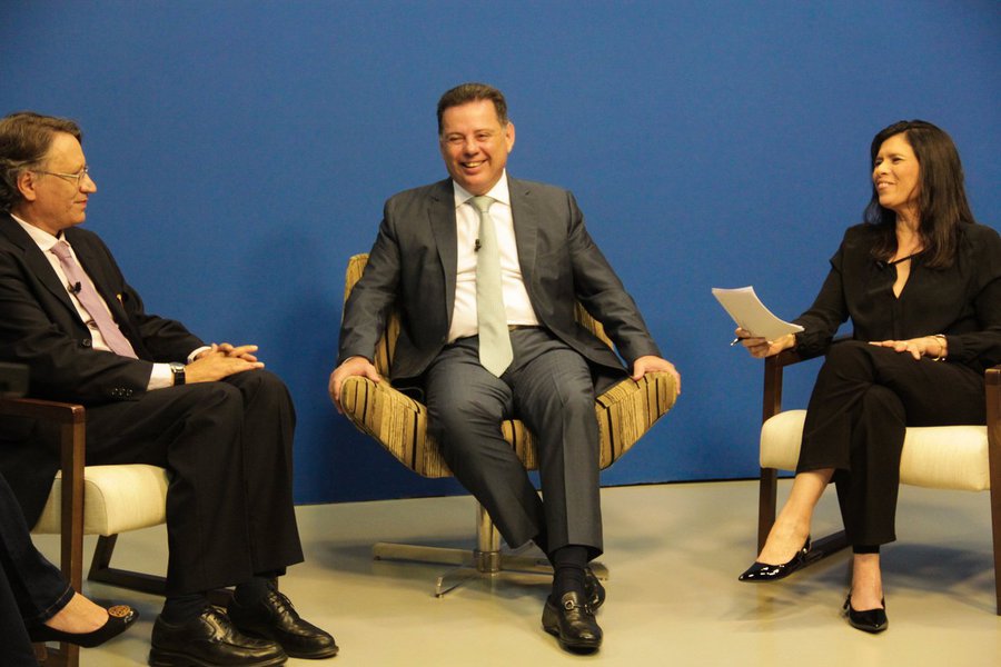 O governador Marconi Perillo será o protagonista do Roda de Entrevista especial, nesta quarta-feira, 4, a partir das 20 horas, ao vivo na nova TBC; junto com o apresentador Enzo de Lisita vão estar os jornalistas Jordevá Rosa, da TV Serra Dourada, e Susete Amâncio, da TBC; no programa, o governador vai prestar contas das ações da administração e falar sobre o legado de seus quatro mandatos; entre os assuntos estarão infraestrutura, segurança, saúde, saneamento, educação, habitação e programas sociais (Foto: José Barbacena) O governador Marconi Perillo será o protagonista do Roda de Entrevista especial, nesta quarta-feira, 4, a partir das 20 horas, ao vivo na nova TBC; junto com o apresentador Enzo de Lisita vão estar os jornalistas Jordevá Rosa, da TV Serra Dourada, e Susete Amâncio, da TBC; no programa, o governador vai prestar contas das ações da administração e falar sobre o legado de seus quatro mandatos; entre os assuntos estarão infraestrutura, segurança, saúde, saneamento, educação, habitação e programas sociais