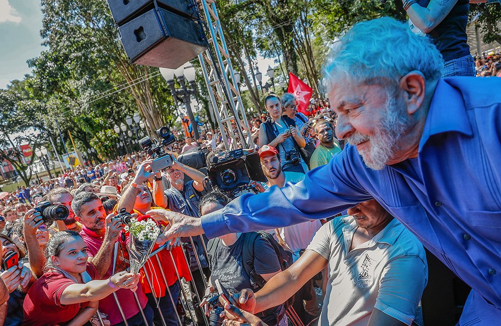 Após manifestantes agredirem a caravana no Sul com ovos e pedradas, chegando a quebrar o para-brisa de um ônibus em São Miguel do Oeste (SC), o ex-presidente Lula afirmou que "nunca tinha pensando que enfrentaríamos esse tipo de violência"; "Mas nós vamos terminar nossa caravana em Curitiba. E não aceitamos virar a outra face. Não nascemos pra bater, mas não vamos apanhar", disse; o ex-presidente voltou a negar ser proprietário do triplex no Guarujá (SP); "Eu não respeito a decisão porque minha neta não vai precisar ter vergonha de um avô covarde. Eu quero agora mais do que nunca ser candidato à Presidência da República", acrescentou (Foto: Leonardo Lucena) Após manifestantes agredirem a caravana no Sul com ovos e pedradas, chegando a quebrar o para-brisa de um ônibus em São Miguel do Oeste (SC), o ex-presidente Lula afirmou que "nunca tinha pensando que enfrentaríamos esse tipo de violência"; "Mas nós vamos terminar nossa caravana em Curitiba. E não aceitamos virar a outra face. Não nascemos pra bater, mas não vamos apanhar", disse; o ex-presidente voltou a negar ser proprietário do triplex no Guarujá (SP); "Eu não respeito a decisão porque minha neta não vai precisar ter vergonha de um avô covarde. Eu quero agora mais do que nunca ser candidato à Presidência da República", acrescentou