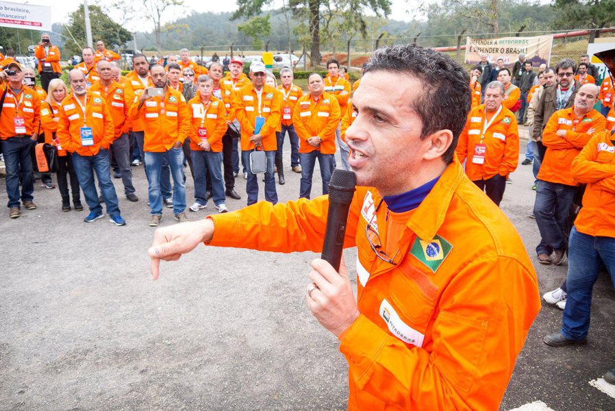 O coordenador da Federação Única dos Petroleiros (FUP), José Maria Rangel, convocou nesta quinta-feira, 5, a categoria petroleira para reliazação de assembleias sexta-feira, 06, pela manhã, para deliberar sobre a possibilidade de uma paralisação nacional contra a prisão política do ex-presidente Lula; "A gravidade do momento exige decisões duras. Por isso nós estamos orientando a todos os petroleiros e petroleiras e direções sindicais a estarem amanhã cedo nas unidades realizando assembleias para deliberar sobre uma possível paralisação, caso venha a curso a prisão do ex-presidente Lula", afirma o coordenador da FUP (Foto: Aquiles Lins) O coordenador da Federação Única dos Petroleiros (FUP), José Maria Rangel, convocou nesta quinta-feira, 5, a categoria petroleira para reliazação de assembleias sexta-feira, 06, pela manhã, para deliberar sobre a possibilidade de uma paralisação nacional contra a prisão política do ex-presidente Lula; "A gravidade do momento exige decisões duras. Por isso nós estamos orientando a todos os petroleiros e petroleiras e direções sindicais a estarem amanhã cedo nas unidades realizando assembleias para deliberar sobre uma possível paralisação, caso venha a curso a prisão do ex-presidente Lula", afirma o coordenador da FUP