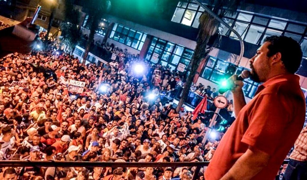 Um dos líderes da resistência à prisão de Lula e pré-candidato a presidente pelo PSOL, Boulos lembrou que há quase 40 anos, o Sindicato dos Metalúrgicos, em São Bernardo, foi invadido pela ditadura e agora, quatro décadas depois, volta a ser um local de resistência; "É um momento histórico na luta pela democracia. A prisão de Lula é um acinte, um ataque à democracia. Estar com Lula é defender a democracia e o Brasil. Vamos resistir!", afirmou (Foto: Aquiles Lins) Um dos líderes da resistência à prisão de Lula e pré-candidato a presidente pelo PSOL, Boulos lembrou que há quase 40 anos, o Sindicato dos Metalúrgicos, em São Bernardo, foi invadido pela ditadura e agora, quatro décadas depois, volta a ser um local de resistência; "É um momento histórico na luta pela democracia. A prisão de Lula é um acinte, um ataque à democracia. Estar com Lula é defender a democracia e o Brasil. Vamos resistir!", afirmou