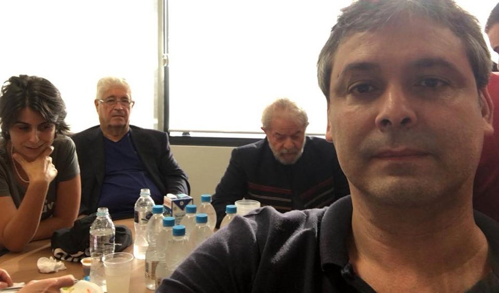 Líder do PT no Senado, Lindbergh Farias (RJ) discursou no ato em São Bernardo e afirmou que não sabe se todos "têm noção do momento histórico que é o dia de hoje"; "Só pode ser comparado ao suicídio de Getúlio Vargas", destacou; o senador chamou o juiz Sergio Moro, de Curitiba, que determinou ilegalmente a prisão do ex-presidente Lula, de "covarde" e "fantoche da Rede Globo" (Foto: Gisele Federicce) Líder do PT no Senado, Lindbergh Farias (RJ) discursou no ato em São Bernardo e afirmou que não sabe se todos "têm noção do momento histórico que é o dia de hoje"; "Só pode ser comparado ao suicídio de Getúlio Vargas", destacou; o senador chamou o juiz Sergio Moro, de Curitiba, que determinou ilegalmente a prisão do ex-presidente Lula, de "covarde" e "fantoche da Rede Globo"