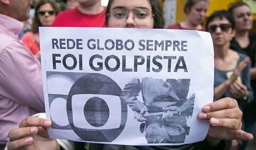 Enquanto Lula e sua caravana derrotavam o fascismo em grande ato em São Leopoldo, na região metropolitana de Porto Alegre, no Rio Grande do Sul, a Rede Globo, no Jornal Nacional, confessava o caráter “americano” da perseguição ao ex-presidente (Foto: Fernando Rosa) Enquanto Lula e sua caravana derrotavam o fascismo em grande ato em São Leopoldo, na região metropolitana de Porto Alegre, no Rio Grande do Sul, a Rede Globo, no Jornal Nacional, confessava o caráter “americano” da perseguição ao ex-presidente
