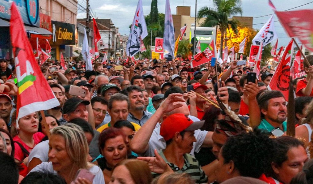 Um grupo de extremistas de direita do Rio Grande do Sul protagonizou ações covardes de violência, durante a passagem da caravana do ex-presidente Lula pelas cidades do estado. Ao longo do trajeto, o tom de agressividade foi subindo, ao ponto de serem registradas diversas agressões a mulheres, que participaram de atos em favor da democracia e do ex-presidente; a militante Deise Miron, de Cruz Alta, foi atacada com soco e chutes e precisou ser hospitalizada; assista sua declaração (Foto: Aquiles Lins) Um grupo de extremistas de direita do Rio Grande do Sul protagonizou ações covardes de violência, durante a passagem da caravana do ex-presidente Lula pelas cidades do estado. Ao longo do trajeto, o tom de agressividade foi subindo, ao ponto de serem registradas diversas agressões a mulheres, que participaram de atos em favor da democracia e do ex-presidente; a militante Deise Miron, de Cruz Alta, foi atacada com soco e chutes e precisou ser hospitalizada; assista sua declaração