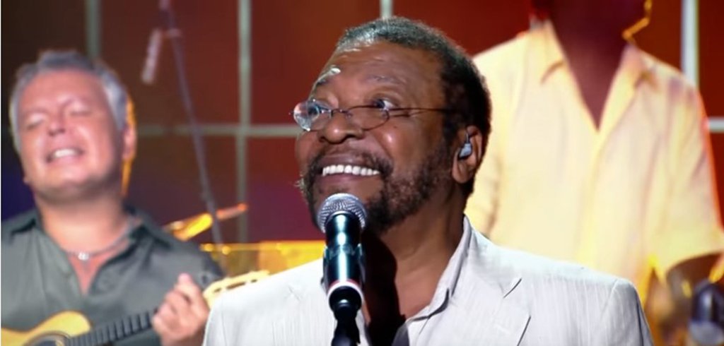 O cantor e compositor Martinho da Vila pediu à juíza Carolina Moura Lebbos, da 12.ª Vara Federal, para dar um "abraço" no amigo Lula; "Excelentíssima senhora juíza. Saudações. Gostaria de fazer uma visita ao ex-presidente Luis Inácio Lula da Silva com minha esposa Clediomar Ferreira. Trata-se de uma visita de amizade, sem conotações políticas. Isto posto, solicito autorização", disse; confira o documento (Foto: Leonardo Lucena) O cantor e compositor Martinho da Vila pediu à juíza Carolina Moura Lebbos, da 12.ª Vara Federal, para dar um "abraço" no amigo Lula; "Excelentíssima senhora juíza. Saudações. Gostaria de fazer uma visita ao ex-presidente Luis Inácio Lula da Silva com minha esposa Clediomar Ferreira. Trata-se de uma visita de amizade, sem conotações políticas. Isto posto, solicito autorização", disse; confira o documento