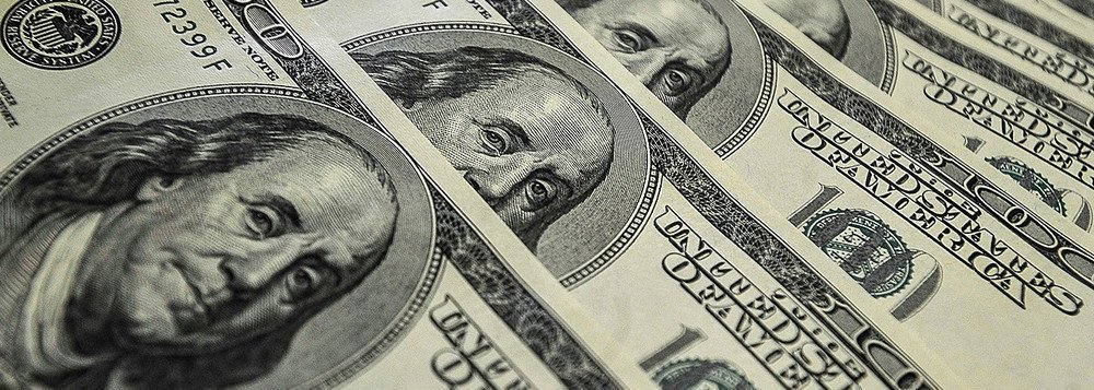 "Reportagem de José de Castro, no Valor, dá números espantosos à derrama de dólares feita pelo Banco Central para deter a disparada da moeda norte-americana. Traduzindo o valor de US$ 38,62 bilhões representa, em dinheiro brasileiro, oferecer garantias em dólar a nada menos que R$ 144 bilhões", diz Fernando Brito, do Tijolaço (Foto: Leonardo Lucena) "Reportagem de José de Castro, no Valor, dá números espantosos à derrama de dólares feita pelo Banco Central para deter a disparada da moeda norte-americana. Traduzindo o valor de US$ 38,62 bilhões representa, em dinheiro brasileiro, oferecer garantias em dólar a nada menos que R$ 144 bilhões", diz Fernando Brito, do Tijolaço