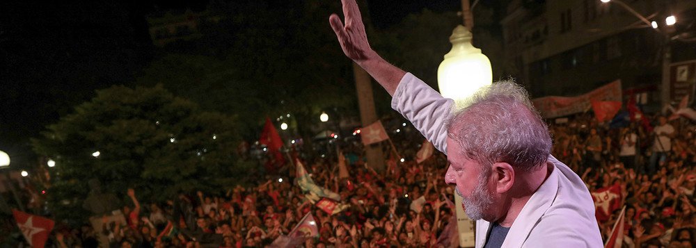 Depois que prenderam Lula sem culpa no cartório por juízes que rasgaram a Constituição para prendê-lo, nasceu o Partido Lula Livre. Irresistível. Não se trata de mobilização de massa, mas de emoção. Ela tende a crescer com Lula preso. Lula é a massa. Lula preso é a massa presa. Lula preso não dá voto. Lula Livre é democracia. Lula preso é ditadura (Foto: César Fonseca) Depois que prenderam Lula sem culpa no cartório por juízes que rasgaram a Constituição para prendê-lo, nasceu o Partido Lula Livre. Irresistível. Não se trata de mobilização de massa, mas de emoção. Ela tende a crescer com Lula preso. Lula é a massa. Lula preso é a massa presa. Lula preso não dá voto. Lula Livre é democracia. Lula preso é ditadura