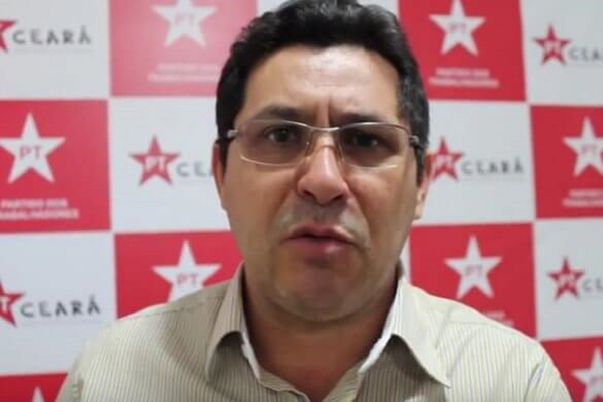 O presidente do PT Ceará, Fco. de Assis Diniz, cobra das autoridades medidas firmes contra a escalada do fascismo no Sul e diz que o atentado não foi só contra Lula, mas contra todos os que defendem uma sociedade mais justa. Para De Assis, essa onda fascista que age abertamente no Sul, pode irradiar para o Brasil. Segundo o relato da jornalista Eleonora Lucena, que estava na caravana de Lula, o descaso da Polícia Militar do Paraná facilitou a ação dos criminosos (Foto: Fatima 247) O presidente do PT Ceará, Fco. de Assis Diniz, cobra das autoridades medidas firmes contra a escalada do fascismo no Sul e diz que o atentado não foi só contra Lula, mas contra todos os que defendem uma sociedade mais justa. Para De Assis, essa onda fascista que age abertamente no Sul, pode irradiar para o Brasil. Segundo o relato da jornalista Eleonora Lucena, que estava na caravana de Lula, o descaso da Polícia Militar do Paraná facilitou a ação dos criminosos