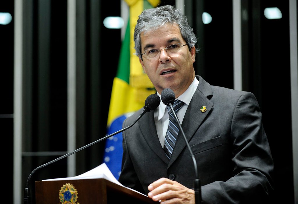 O senador Jorge Viana (PT-AC) afirmou que os apoiadores do ex-presidente Luiz Inácio Lula da Silva estão "muito chocados" com a rejeição do habeas corpus do "cacique" do PT no Supremo Tribunal Federal (STF). De acordo com o parlamentar, o STF foi alvos de pressões da "elite da sociedade"; sobre a iminente prisão de Lula, Viana foi taxativo: "Só nos resta um caminho: seguir lhe dando respaldo na sua luta por justiça, pelo direito de ser candidato e, tendo sucesso, venha com o espírito de Mandela para pacificar o país" (Foto: Leonardo Lucena) O senador Jorge Viana (PT-AC) afirmou que os apoiadores do ex-presidente Luiz Inácio Lula da Silva estão "muito chocados" com a rejeição do habeas corpus do "cacique" do PT no Supremo Tribunal Federal (STF). De acordo com o parlamentar, o STF foi alvos de pressões da "elite da sociedade"; sobre a iminente prisão de Lula, Viana foi taxativo: "Só nos resta um caminho: seguir lhe dando respaldo na sua luta por justiça, pelo direito de ser candidato e, tendo sucesso, venha com o espírito de Mandela para pacificar o país"