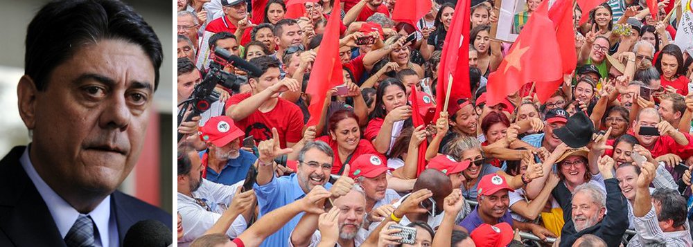 Deputado federal Wadih Damous (PT-RJ) afirma em coletiva de imprensa que "a caravana de Lula" ficou "cercada por bandidos milicianos no Paraná"; "É uma estrada e a comitiva não tem como sair. Isso dá seguimento à complacência do governo do Paraná, assim como aconteceu em Santa Catarina e no Rio Grande do Sul", criticou o parlamentar; "Isso é muito grave. Se algo acontecer quanto à integridade física de qualquer membro dessa comitiva é o governo federal que deve ser responsabilizado, assim como o governo do Paraná", acrescentou (Foto: Gisele Federicce) Deputado federal Wadih Damous (PT-RJ) afirma em coletiva de imprensa que "a caravana de Lula" ficou "cercada por bandidos milicianos no Paraná"; "É uma estrada e a comitiva não tem como sair. Isso dá seguimento à complacência do governo do Paraná, assim como aconteceu em Santa Catarina e no Rio Grande do Sul", criticou o parlamentar; "Isso é muito grave. Se algo acontecer quanto à integridade física de qualquer membro dessa comitiva é o governo federal que deve ser responsabilizado, assim como o governo do Paraná", acrescentou